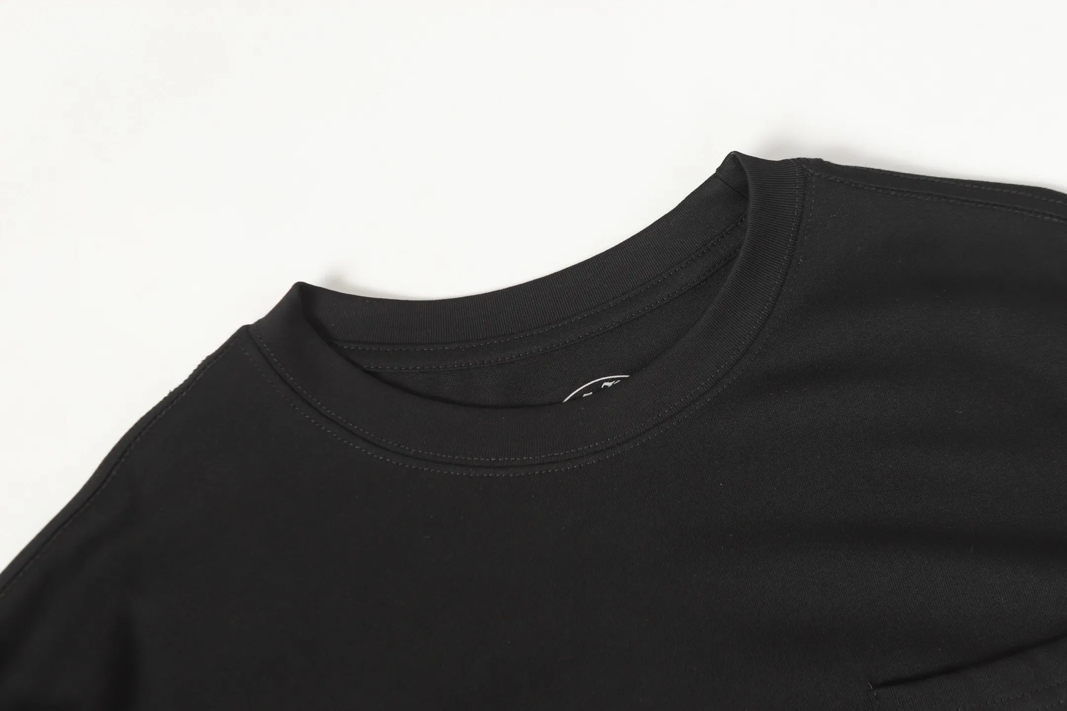 P150 Cross-border model, please do not place an order if you are looking for quality -Chrome Hearts/Chrome Hearts Sanskrit printed popular long-sleeved T-shirt -High weight, high density and high quality. The wool is soft, delicate and skin-friendly. Soft and silky to the touch. Excellent warmth and skin-friendly properties. -Customized weaving and dyeing, no color difference, regardless of fabric or workmanship details. Comparing the ordinary version on the market -Colour: black white -Size: S M L XL